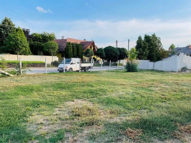 Elad� �p�t�si telek Izs�k k�zpontj�ban