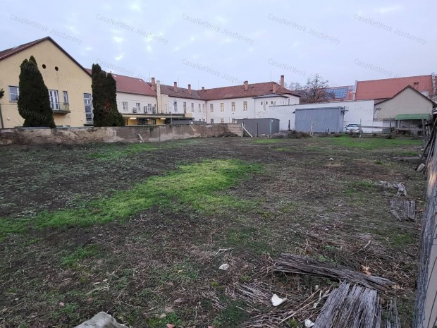 Elad� �p�t�si telek J�szber�ny k�zpontj�ban