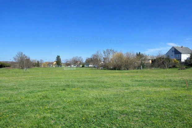 Elad� �p�t�si telek Nagyeszterg�ron k�zpontos helyen, de m�gis a