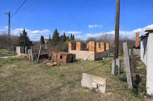 Elad� �p�t�si telek P�cs-�jhegyen