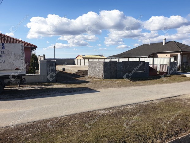 Elad� �p�t�si telek Saj�petriben, �p�t�si tervvel+k�sz beton alappal!