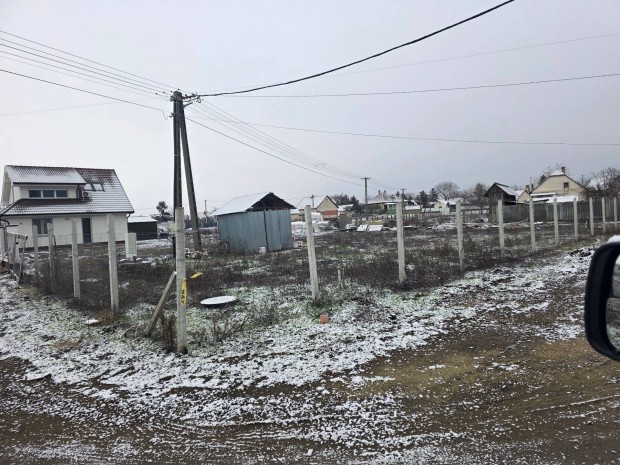 Elad� �p�t�si telek S�r�nd