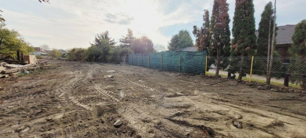 Elad� �p�t�si telek Szirmabeseny�ben!