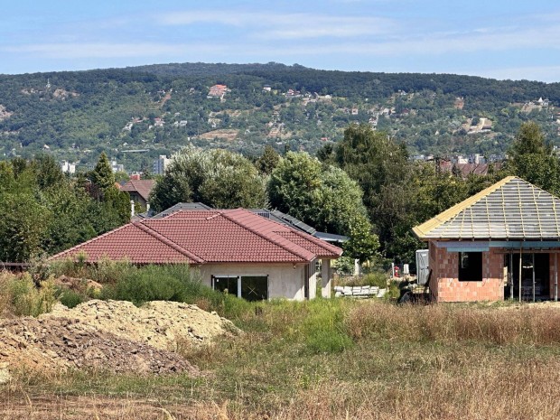 Elad ptsi telek Tatabnyn a Kossuth-kertben!