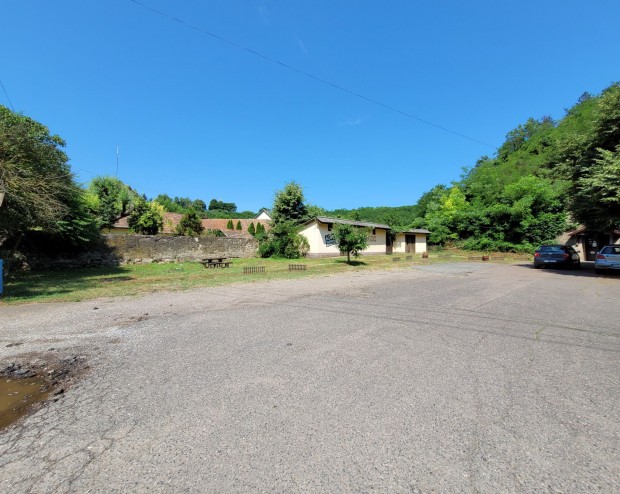 Elad� �p�t�si telek, Sirok