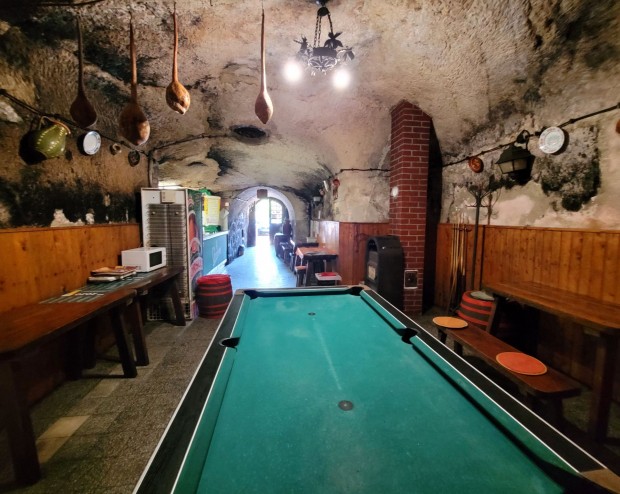 Elad� �p�t�si telek, Sirok