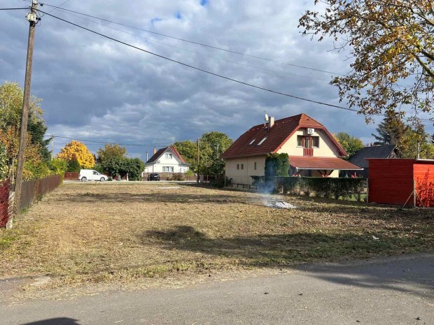 Elad� �p�t�si telek, Szolnok