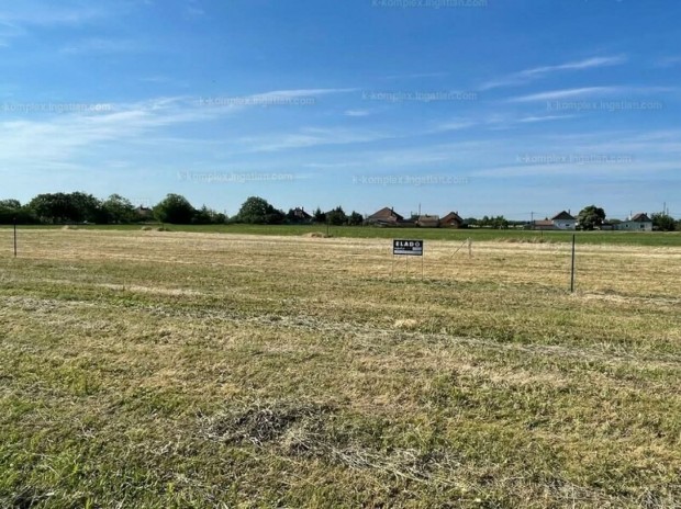 Elad� �p�t�si telek, Szolnok