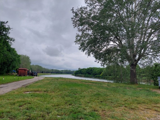 Elad� �p�t�si telek, Szolnok