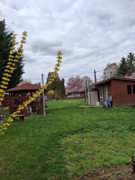 Elad� �p�t�si telek, Szolnok