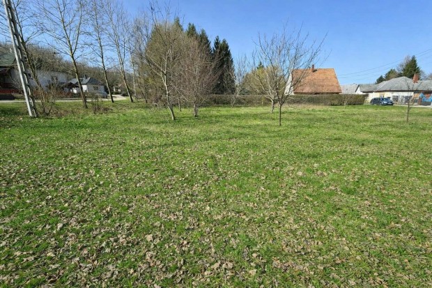 Elad� �p�t�si telek  Bakonyn�na