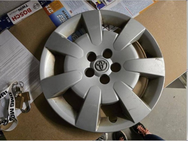 Elad eredeti 16"-os Toyota dsztrcsa