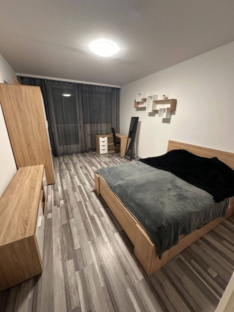 Elad� erk�lyes lak�s