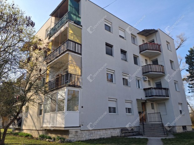 Elad� erk�lyes lak�s Alm�sf�zit� fels�n, z�ld�vezeti k�rnyezetben