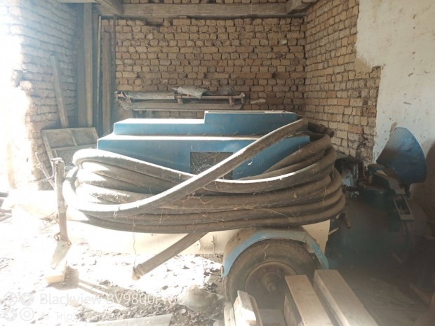 Elad� esztrich pumpa vontathat�, t�ml�kkel