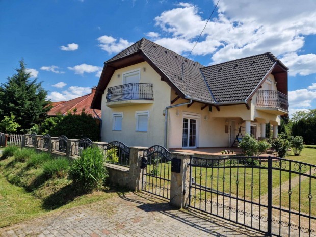 Elad exkluzv csaldi hz Balaton