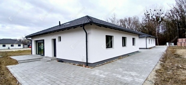 Eladó exkluzív ingatlan Sárvár zöldövezetében, a fürdő közelében!