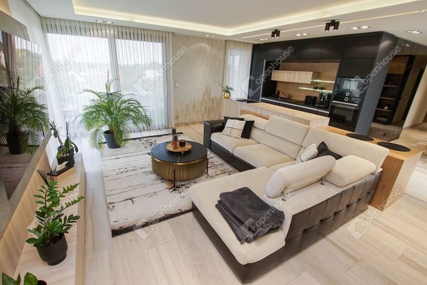 Elad� exkluz�v penthouse lak�s �reghegyen