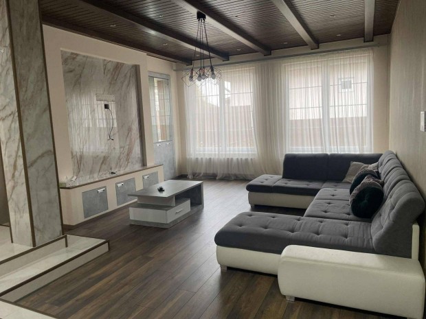 Elad� extr�n felszerelt csal�di h�z Oroson!