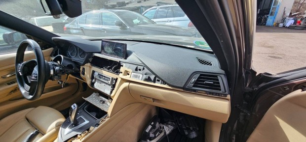 Elad� f30 b�zs fekete m�szerfal