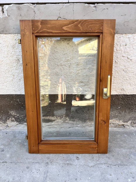 Elad� fa ablak 51x80cm balos