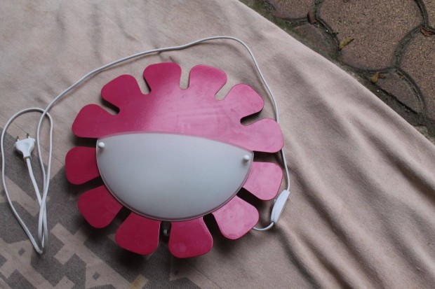 Elad� fali l�mpa