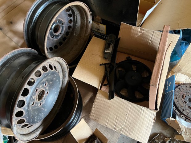 Eladó feleslegessé vált B5 Passat kombi alkatrészek! Egyben!