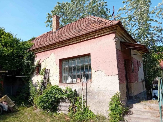 Elad� fel�j�tand� csal�di h�z