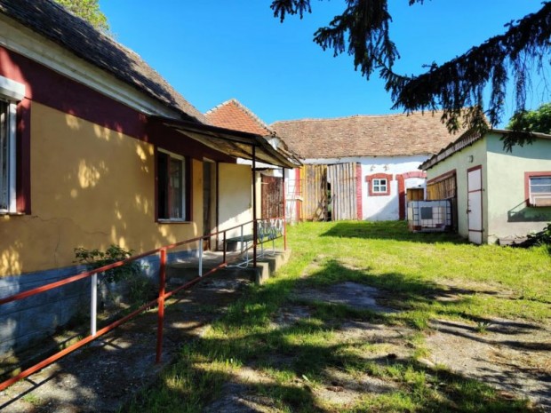 Elad� fel�j�tand� csal�di h�z Bakony�n, hatalmas telekkel