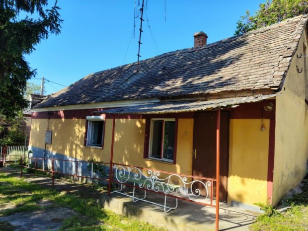 Elad� fel�j�tand� csal�di h�z Bakony�n, hatalmas telekkel