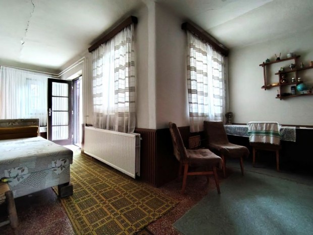 Elad� fel�j�tand� csal�di h�z Hossz�het�nyben.