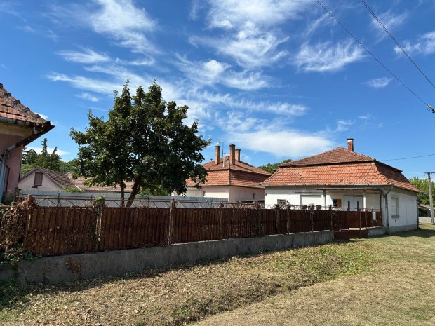 Elad feljtand csaldi hz Kiskrsn a Kertsz utcban