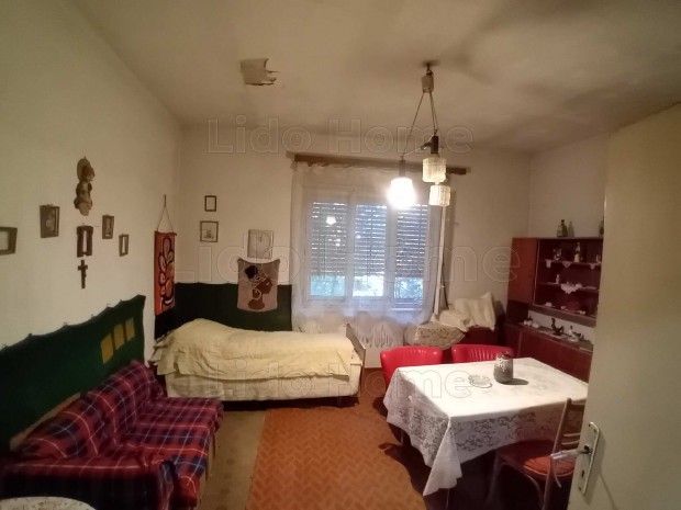 Elad� fel�j�tand� csal�di h�z Mez��rs�n