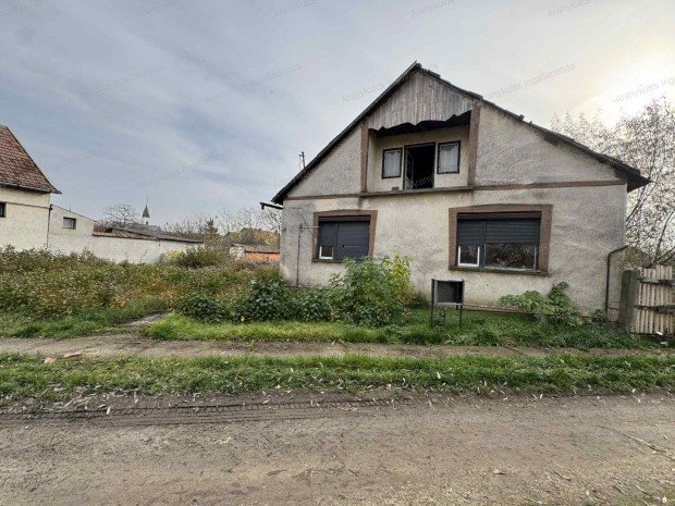 Elad� fel�j�tand� csal�di h�z Ok�nyban!