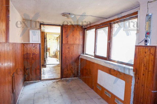 Elad� fel�j�tand� csal�di h�z S�ndorfalva k�zpontj�ban, nagy