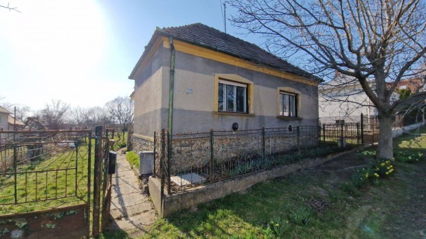 Elad� fel�j�tand� csal�di h�z, csendes k�rnyezetben Magyarpol�nyban