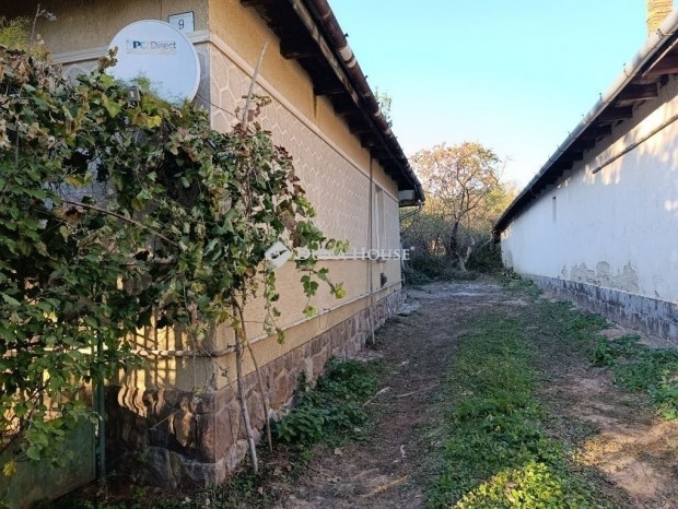 Elad� fel�j�tand� h�z, nagy telekkel, k�zpotban Valk�