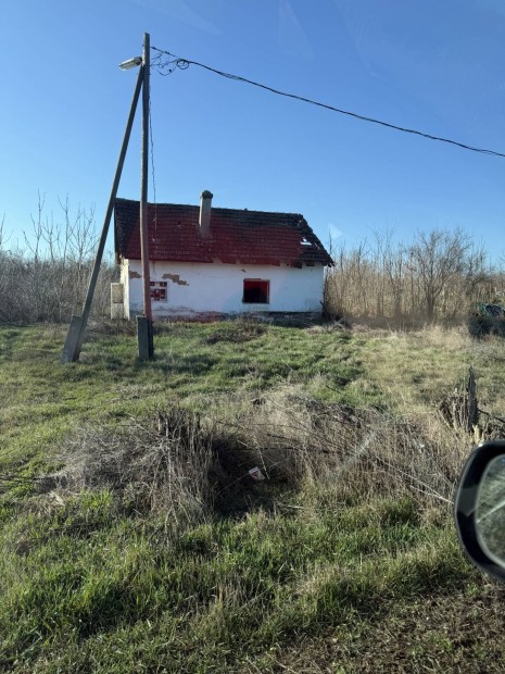 Elad� fel�j�tand� h�z nagy telekkel Magyarcsan�don