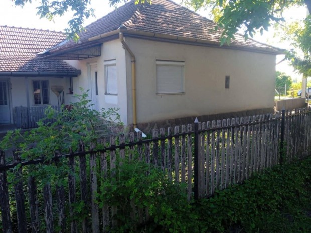 Elad� fel�j�tand� h�z nagy telekkel - zs�kfaluban