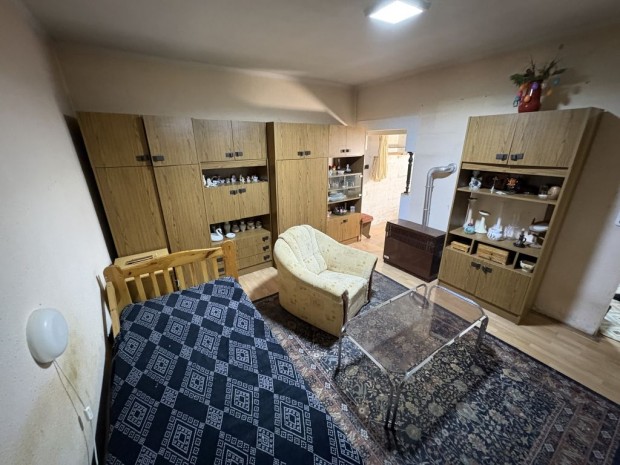 Elad� fel�j�tand� udvari lak�s kertkapcsolattal a belv�ros k�zel�ben.