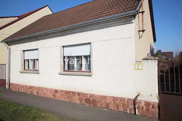 Elad� fel�j�t�sra v�r� csal�di h�z, mell�k�p�letekkel, nagy telekkel