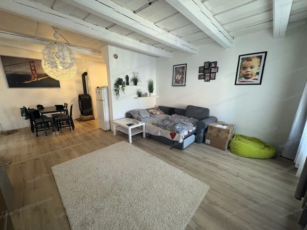 Elad� fel�j�tott 2 szob�s csal�di h�z Karak�n!