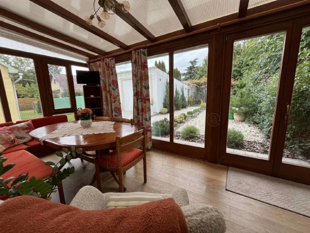 Elad� fel�j�tott Ikerf�l CSAL�DI H�Z Balatonbogl�ron!