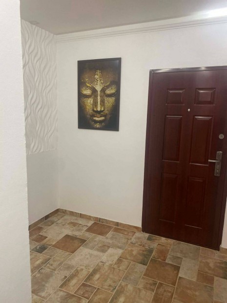 Elad� fel�j�tott, 2. emeleti lak�s a Lencs�si lak�telep sz�v�ben!