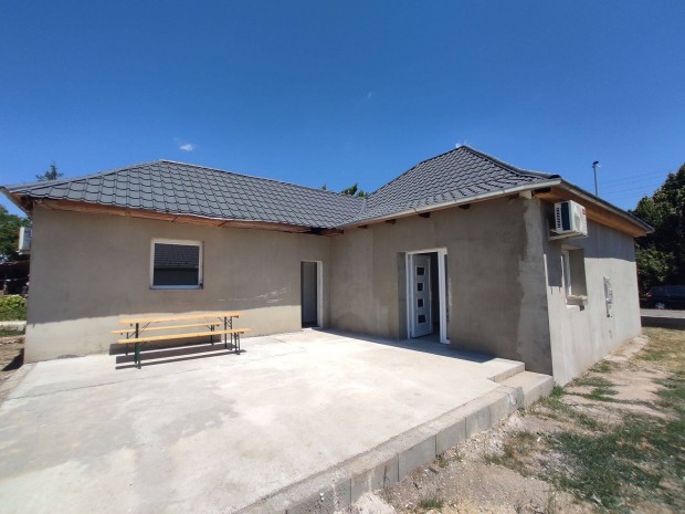 Elad feljtott, 75 nm-es, nappali+2 szobs csaldi hz Ecsden