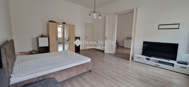Eladó felújított, 82 m2-es, tégla lakás, Budapest 7. ker.