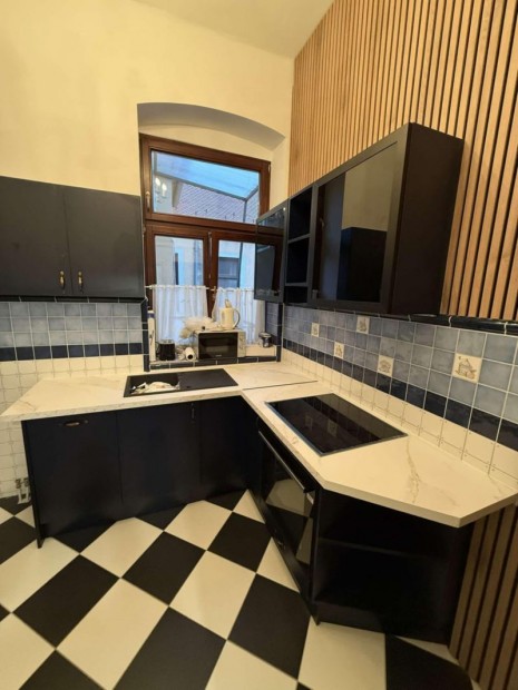 Elad� fel�j�tott, �talak�tott belv�rosi lak�s!