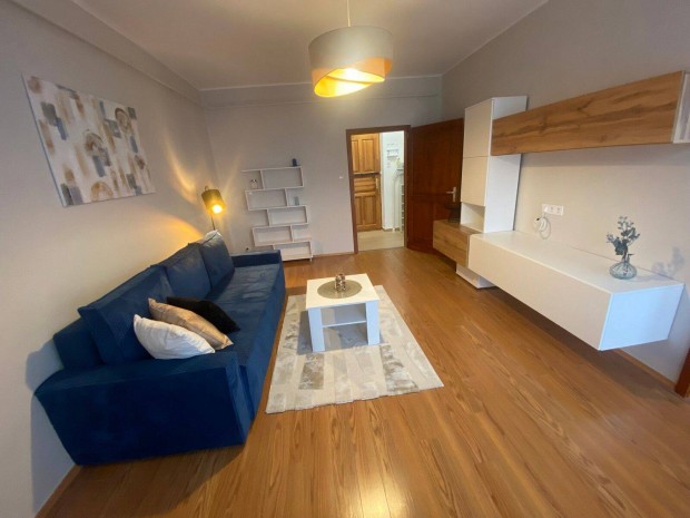 Elad� fel�j�tott, b�torozott t�glalak�s Veszpr�mben