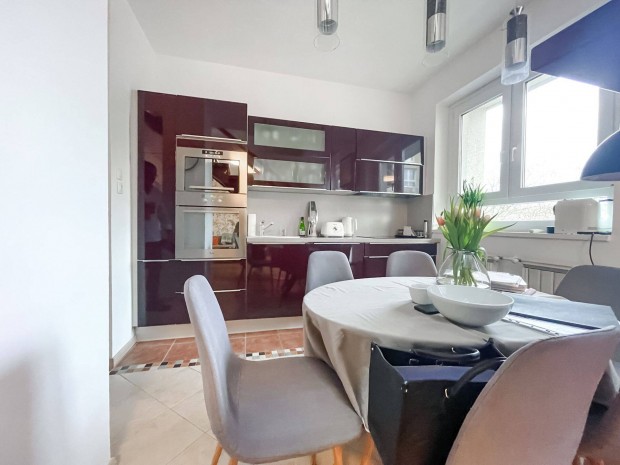 Elad� fel�j�tott, erk�lyes, bels� k�tszintes lak�s Als�r�koson XIV