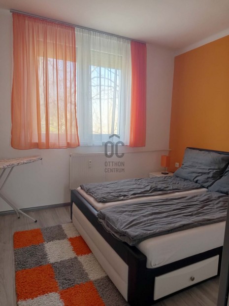 Elad� fel�j�tott, erk�lyes lak�s Alm�sf�zit� fels�n, z�ld�vezeti k�rny